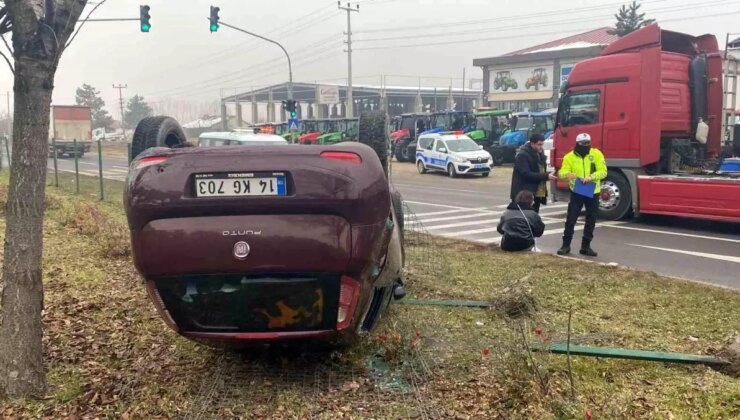 Bolu’da Takla Atan Arabadaki İki Kişi Yaralanmadan Kurtuldu