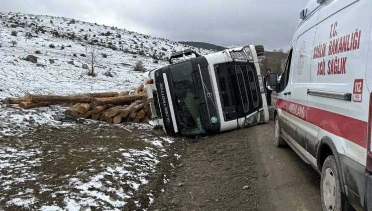 Bolu’da tomruk yüklü tır devrildi: 1 yaralı