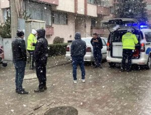 Bolu’da zıt taraftan gelen motosiklet 2 arabaya çarptı