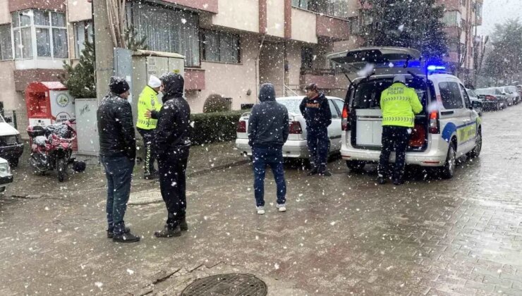 Bolu’da zıt taraftan gelen motosiklet 2 arabaya çarptı