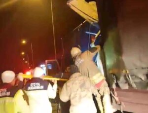 TEM’de kamyonlar çarpıştı: 1 meyyit, 1 yaralı