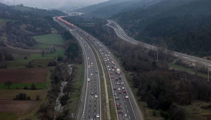 Bolu’da tatilcilerin dönüş yoğunluğu: Kilometrelerce araç kuyruğu oluştu