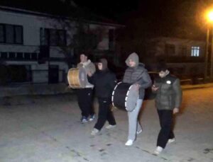 Liseliler davul çalarak sahura kaldırıyor: “Bahşişleri bol bol hazırlayın”