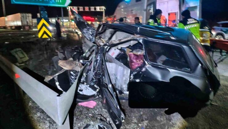 TEM’de bariyere çarpan araba parçalandı: 2 ağır yaralı