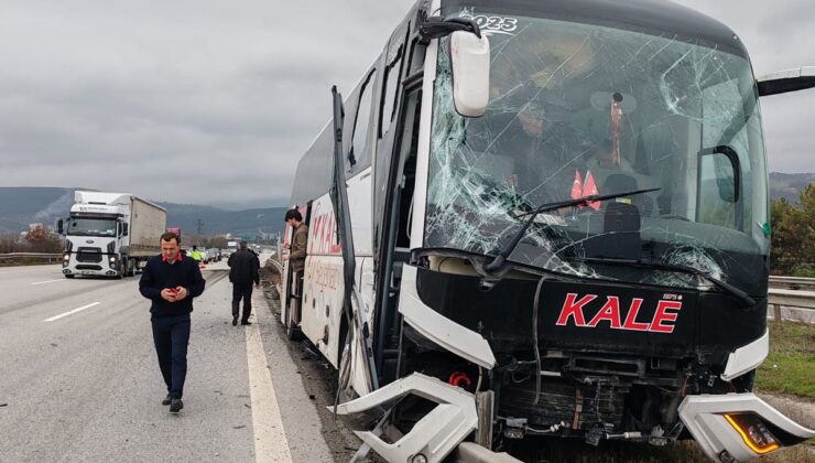 TIR’ın yandan çarptığı yolcu otobüsü refüje çıktı; kaza kamerada