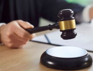 Bolu’da eski muhtara kayıp bilgisayar için zimmet davası: “Kırıldı çöpe attım” dedi