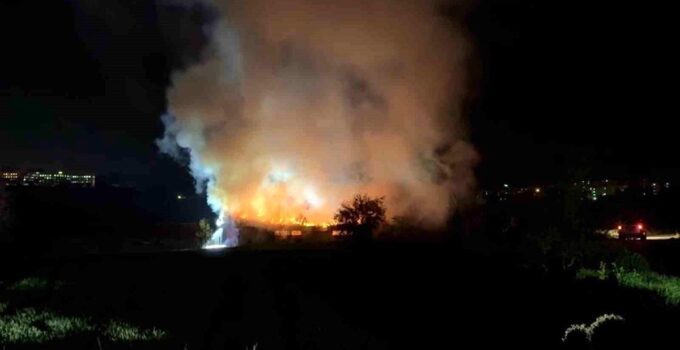 Bolu’da inşaat deposunda yangın