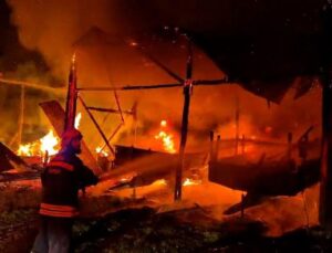 Bolu’da samanlığa yıldırım düştü: Samanlık ve traktör alev alev yandı