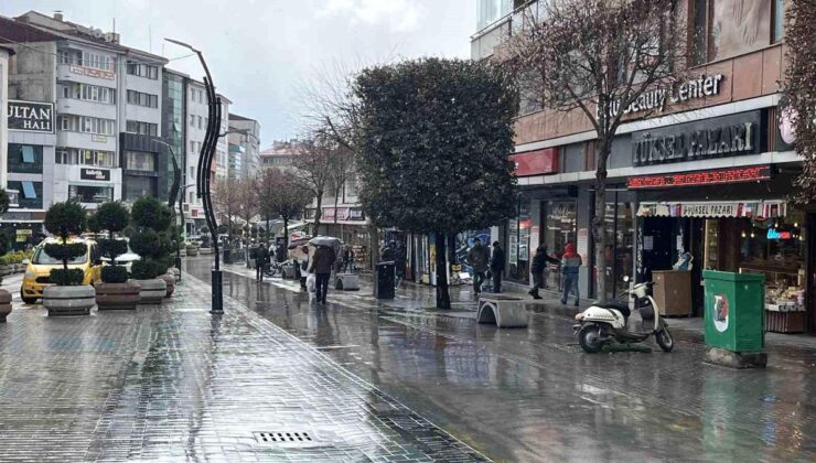 Bolu’da yağmur ve fırtına tesirli oldu