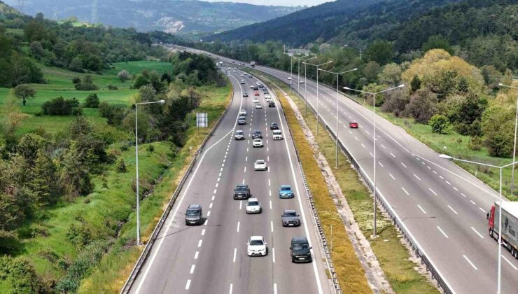 Bolu geçişinde bayram tatilinin birinci günü trafik yoğunluğu