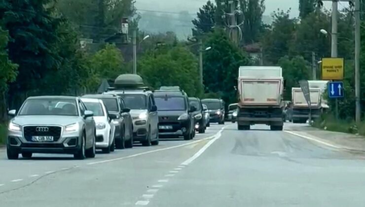 Bolu’da alternatif yollarda uzun araç kuyrukları oluştu
