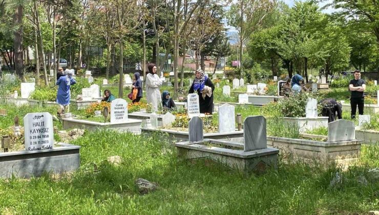 Bolu’da vatandaşlar arefe günü kabir başında dua etti
