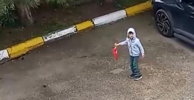 5 yaşındaki çocuk yerde gördüğü Türk bayrağını koşarak kaldırdı