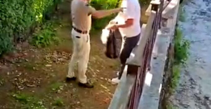 Akşemseddin Hazretleri Türbesi’nin bahçesinde içki içen şahsa vatandaşlardan teki