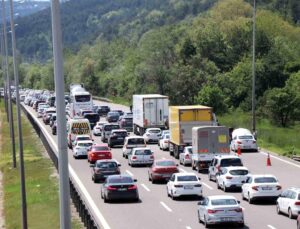 Bayram yolunda aksine göç sürüyor