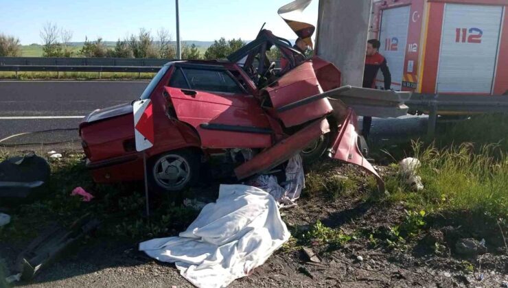 Bolu’da araba taraf direğine çarptı: 2 meyyit, 1 yaralı