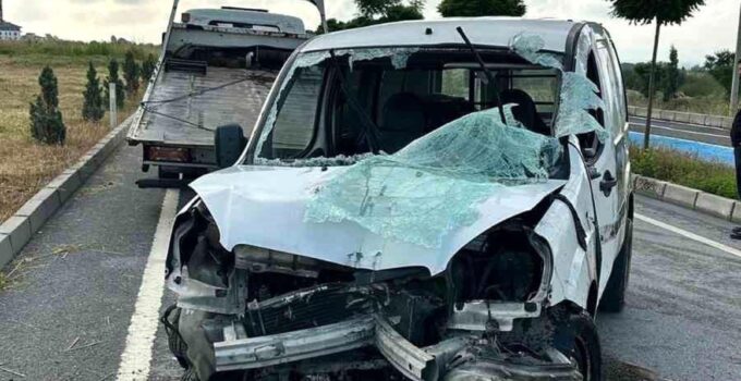 Bolu’da denetimden çıkan hafif ticari araç devrildi: Sıkışan sürücüyü itfaiye kurtardı