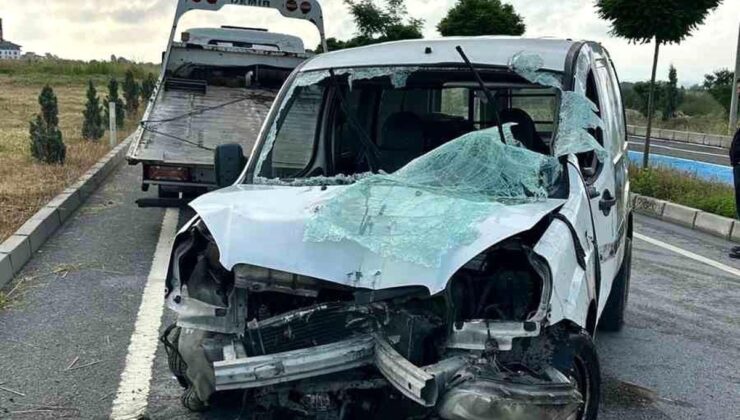 Bolu’da denetimden çıkan hafif ticari araç devrildi: Sıkışan sürücüyü itfaiye kurtardı