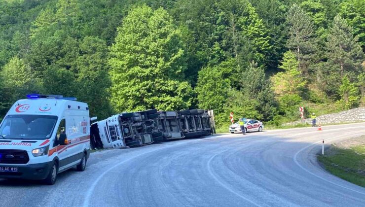 Bolu’da denetimden çıkan tır devrildi