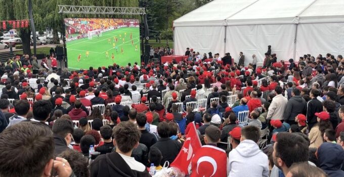 Bolu’da ‘Dünya Kupası’ coşkusu sokağa taştı: Anıtpark’ta tarihi heyecan