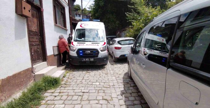 Bolu’da park edilen araçlardan ambulans sokağa giremedi: Sıhhat takımları hastaya yürümek zorunda kaldı