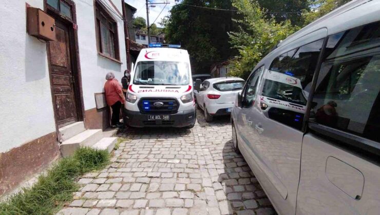 Bolu’da park edilen araçlardan ambulans sokağa giremedi: Sıhhat takımları hastaya yürümek zorunda kaldı