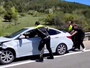 Bolu’da polis grupları kaza yapan aracı iterek trafiği rahatlattı