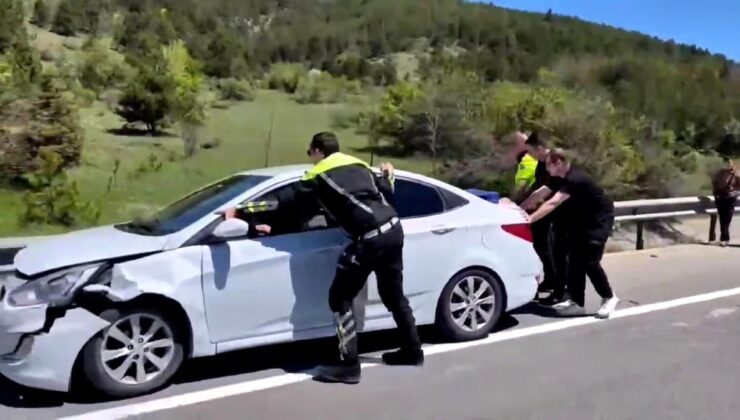 Bolu’da polis grupları kaza yapan aracı iterek trafiği rahatlattı