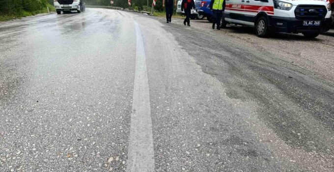 Bolu’da virajı alamayan hafif ticari araç yoldan çıktı: 3 yaralı