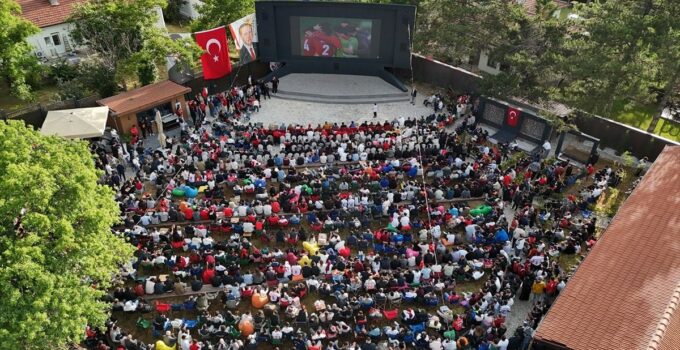 Doğu Marmara ve Batı Karadeniz’de A Ulusal Futbol Kadrosu’nun maçı dev ekranlardan izlendi