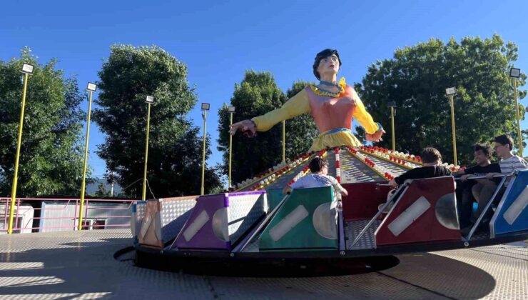 Günlerdir lunaparkı izleyen otizmli çocuğa çalışanlardan özel cins