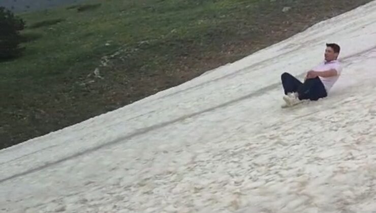 Haziran ayında tepede poşetlerle karda kaydılar