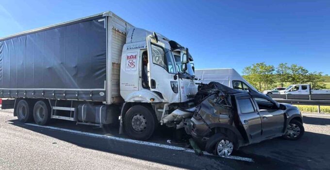TEM Otoyolu’nda kamyon cipi önüne katıp sürükledi: 2 yaralı