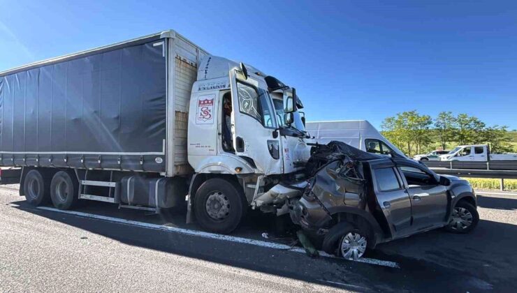TEM Otoyolu’nda kamyon cipi önüne katıp sürükledi: 2 yaralı