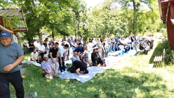 Yardım için durduğu emniyet şeridinde araba çarpmıştı, son seyahatine uğurlandı