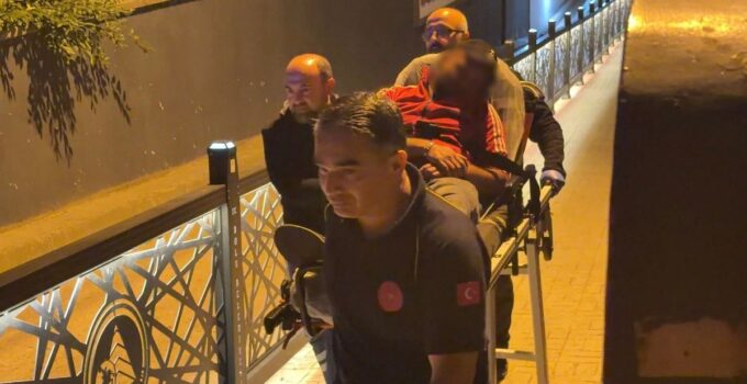 Bolu’da alkollü şahıs, ayağa kalkamayınca sedyeyle taşındı