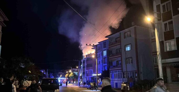 Bolu’da apartmanda çıkan yangında alevler geceyi aydınlattı: Patlama sesleri paniğe sebep oldu