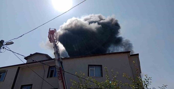 Bolu’da apartmanın çatı katı alev alev yandı