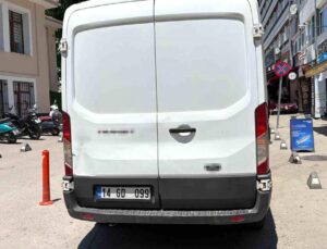 Bolu’da geri hareket yapan panelvan yaşlı bayana çarptı