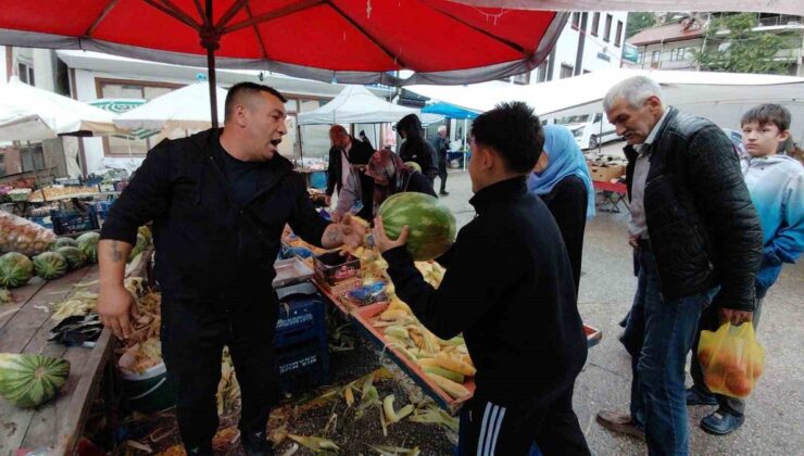 Bolu’da hayırsever esnaf 1 ton karpuzu 1 saatte fiyatsız dağıttı