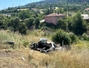 Bolu’da otoyolda araba şarampole devrildi: 1 meyyit, 3 yaralı