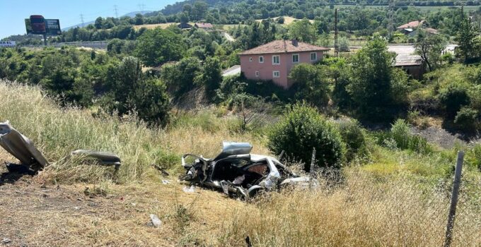 Bolu’da otoyolda araba şarampole devrildi: 1 meyyit, 3 yaralı