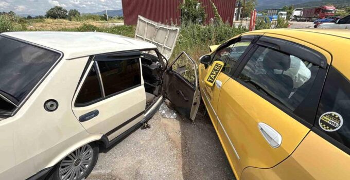 Bolu’da ticari taksi ile araba çarpıştı: 5 yaralı