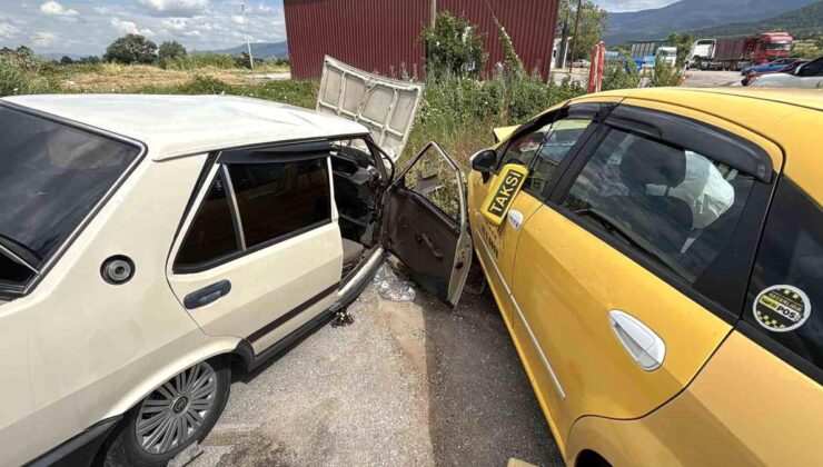 Bolu’da ticari taksi ile araba çarpıştı: 5 yaralı