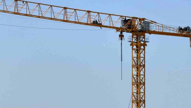 Bolu’da üniversitenin ek bina inşaatında maaş krizi: Personel vince çıktı