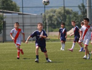 Minikler futbol turnuvasının tek kız oyuncusu takdir topladı