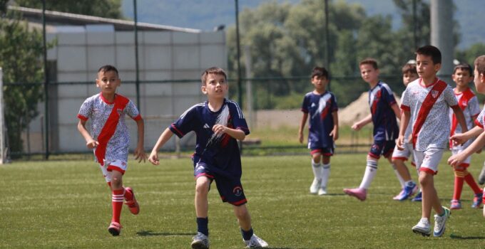 Minikler futbol turnuvasının tek kız oyuncusu takdir topladı