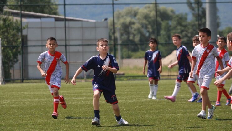 Minikler futbol turnuvasının tek kız oyuncusu takdir topladı