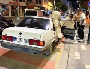 Peluş ayı ehliyetsiz sürücüyü ele verdi