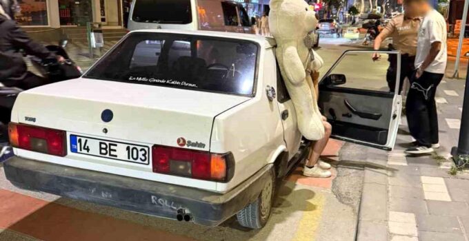 Peluş ayı ehliyetsiz sürücüyü ele verdi